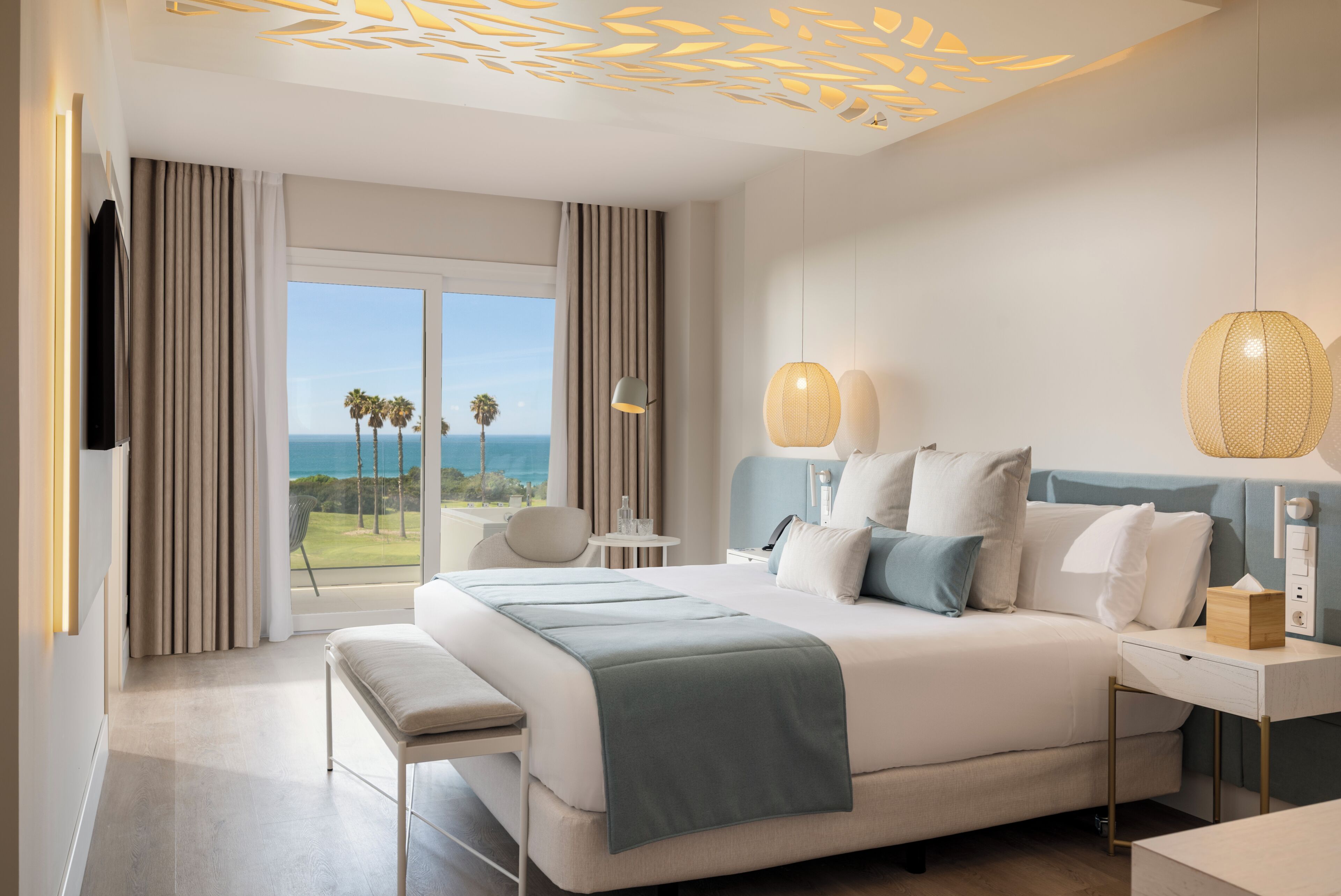 In-room safe, desk, free WiFi