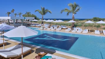2 outdoor pools