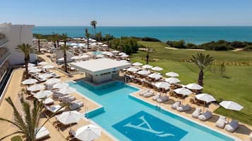 2 piscines extérieures