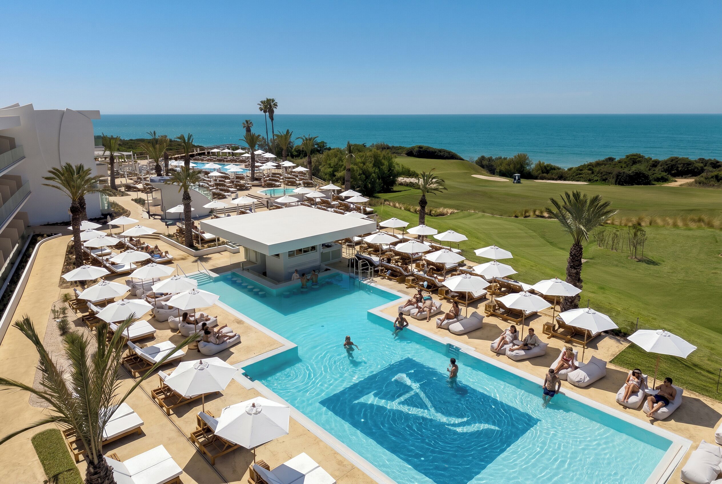 2 つの屋外プール