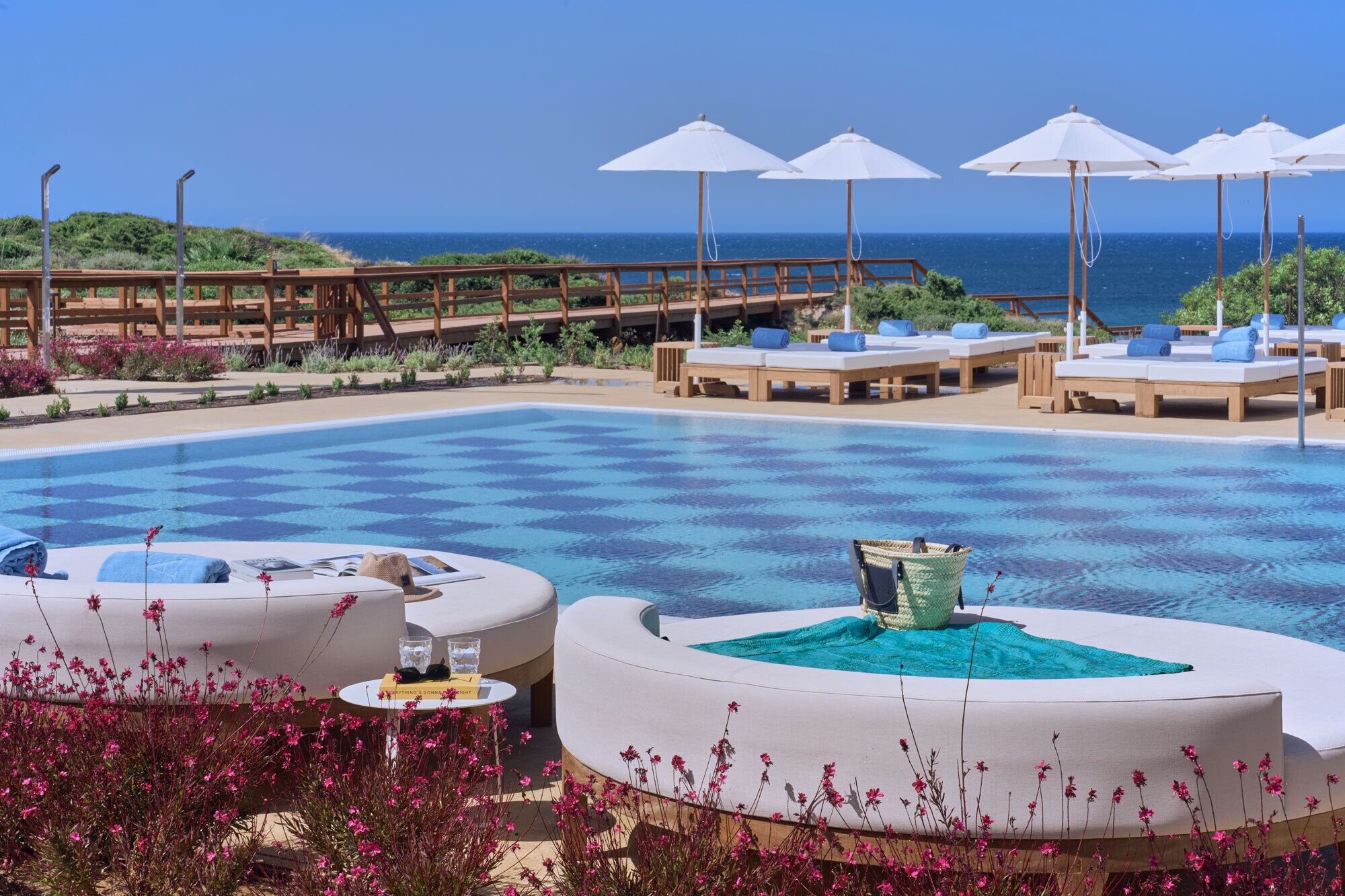 2 outdoor pools
