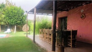 Outdoor dining - Villa Sawsan Agafay, family villa with swimming pool 30 minutes from Marrakech (Marrakech)