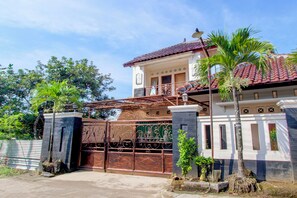 ด้านหน้าที่พัก