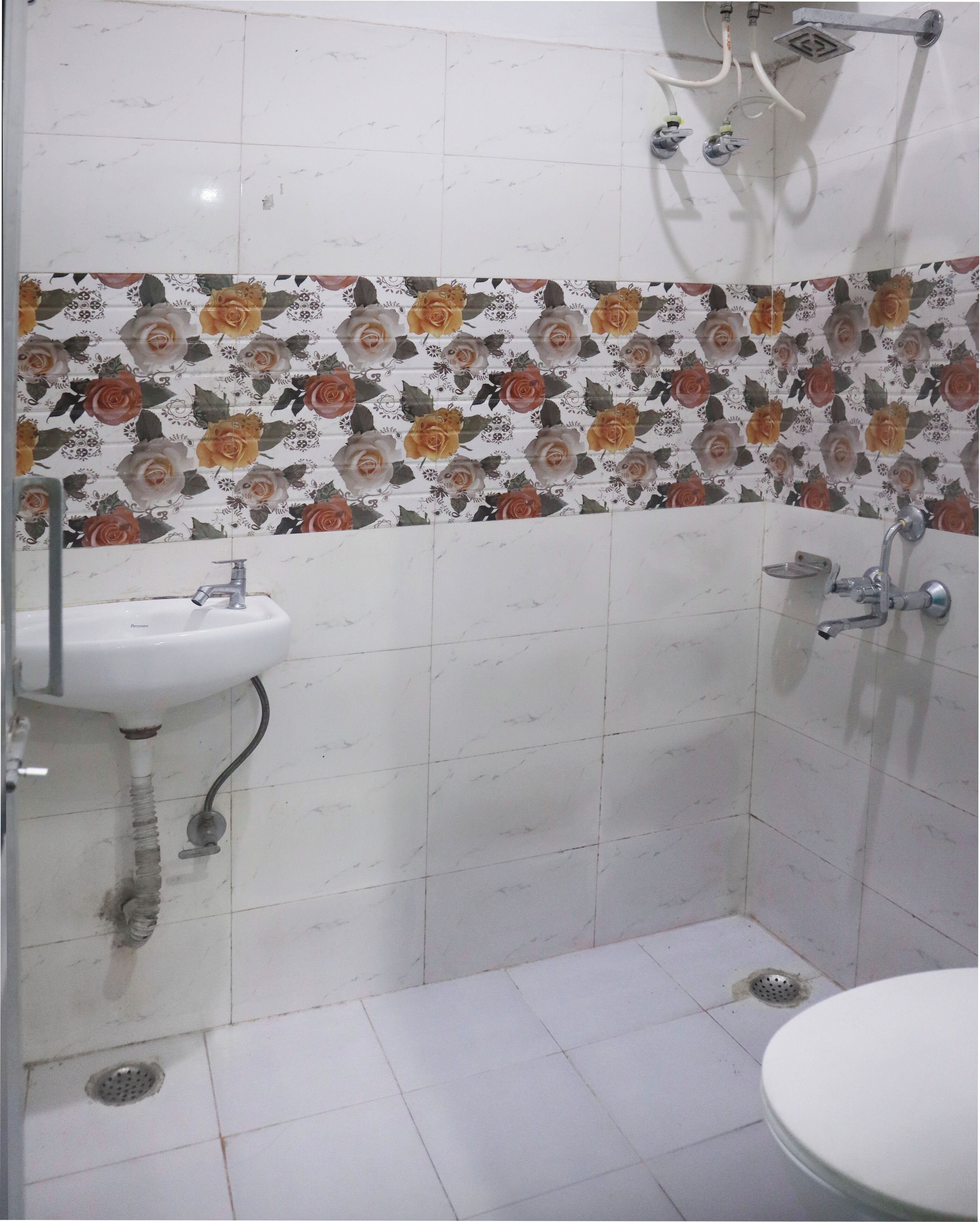 Un baño con lavamanos, ducha e inodoro.