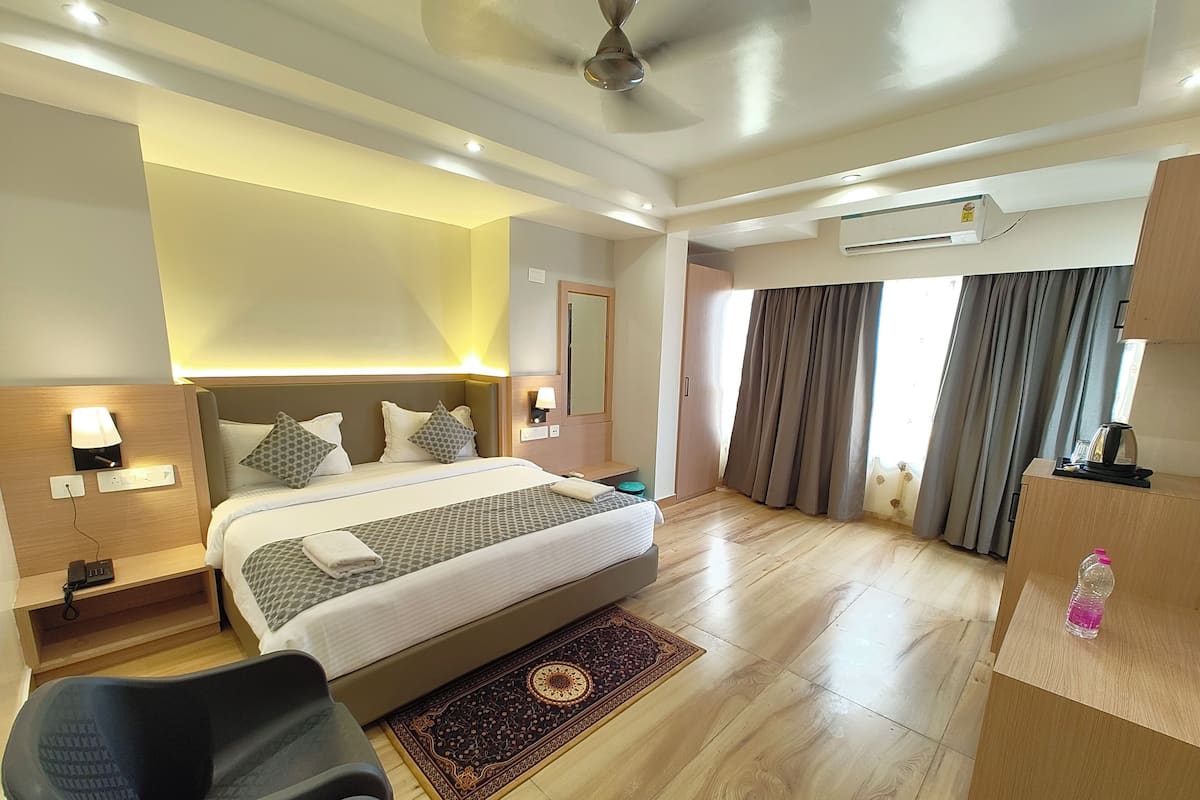 Hypo-allergenic bedding, in-room safe, desk, free WiFi