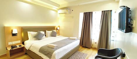 Ropa de cama hipoalergénica y caja de seguridad en la habitación