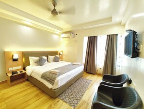 Peralatan tempat tidur hipoalergenik, peti besi dalam bilik, meja 