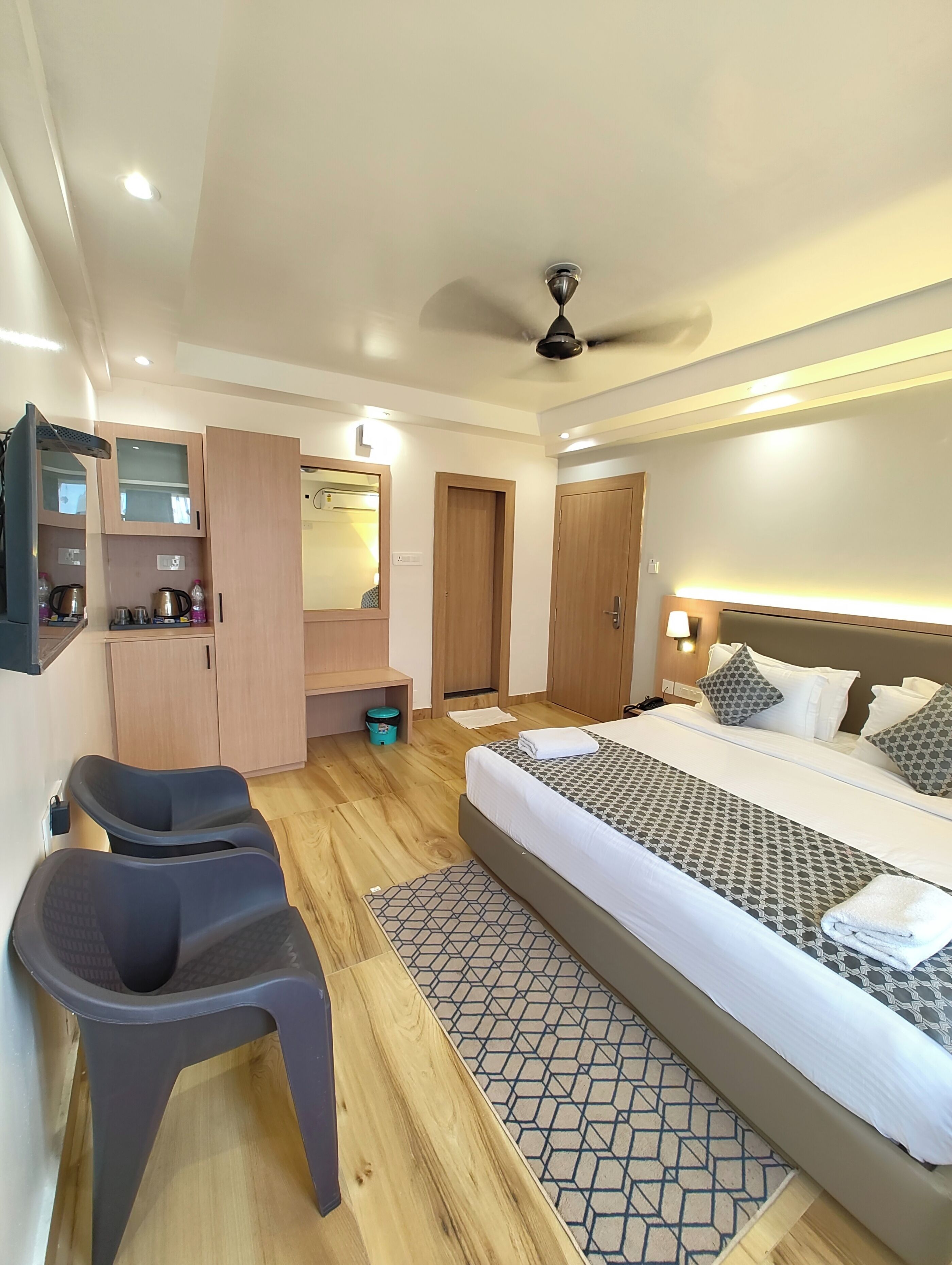 Executive Double Room | Hypo-allergenic bedding, in-room safe, desk, blackout drapes