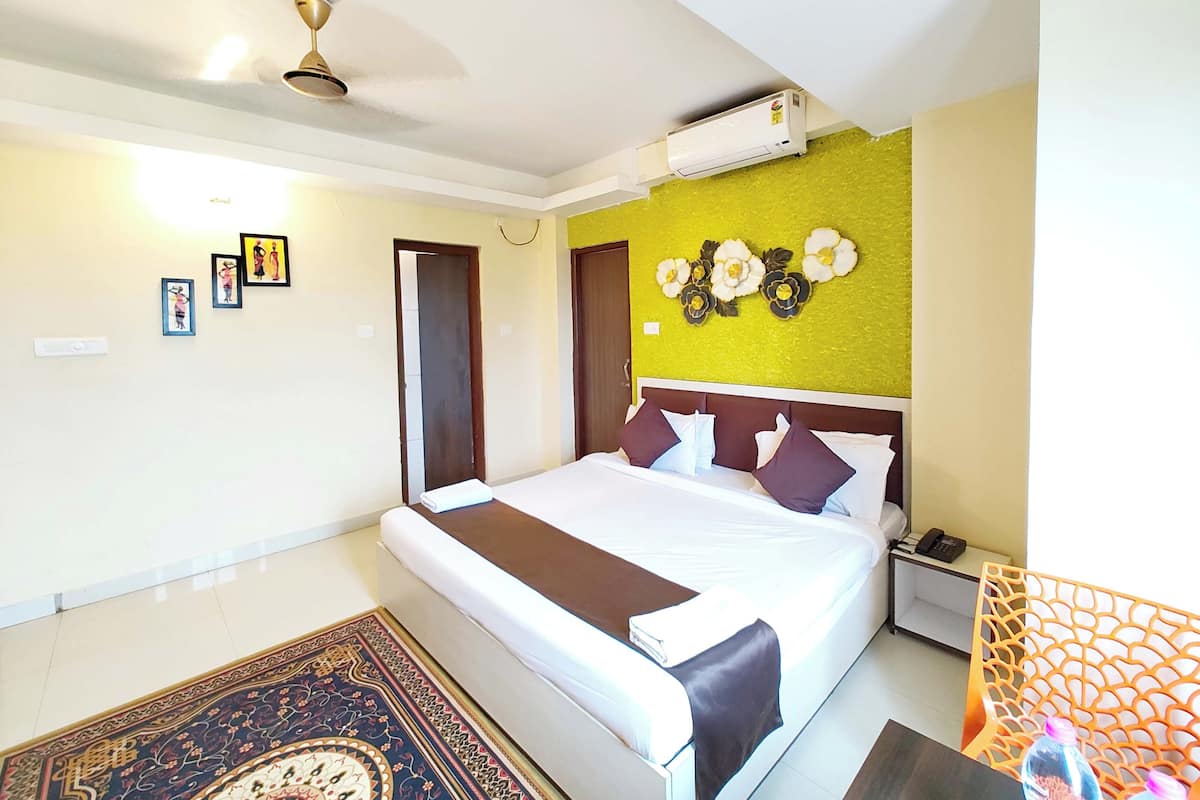 Hypo-allergenic bedding, in-room safe, desk, free WiFi