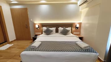 Executive Double Room | Hypo-allergenic bedding, in-room safe, desk, free WiFi