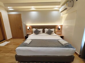 Executive Double Room | Hypo-allergenic bedding, in-room safe, desk, free WiFi