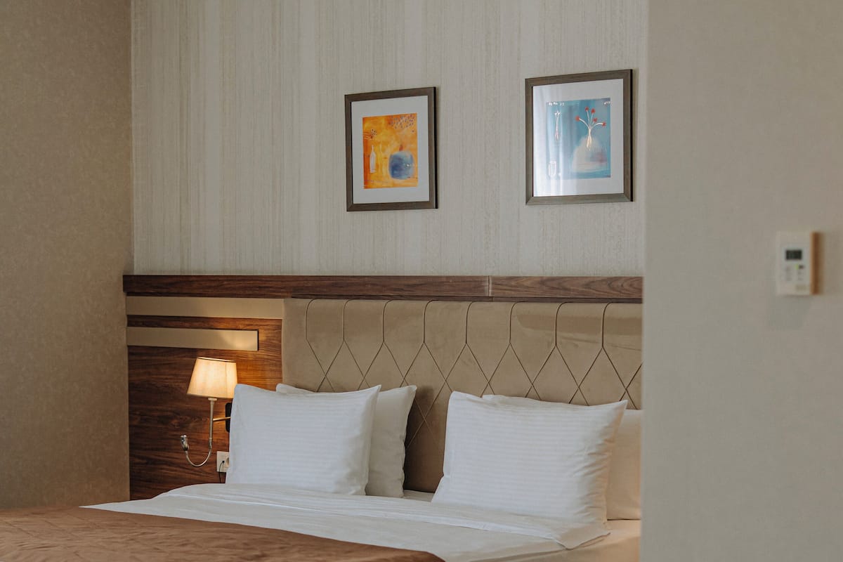 Deluxe studio suite, uitzicht op stad | Een kluis op de kamer, een bureau, een laptopwerkplek