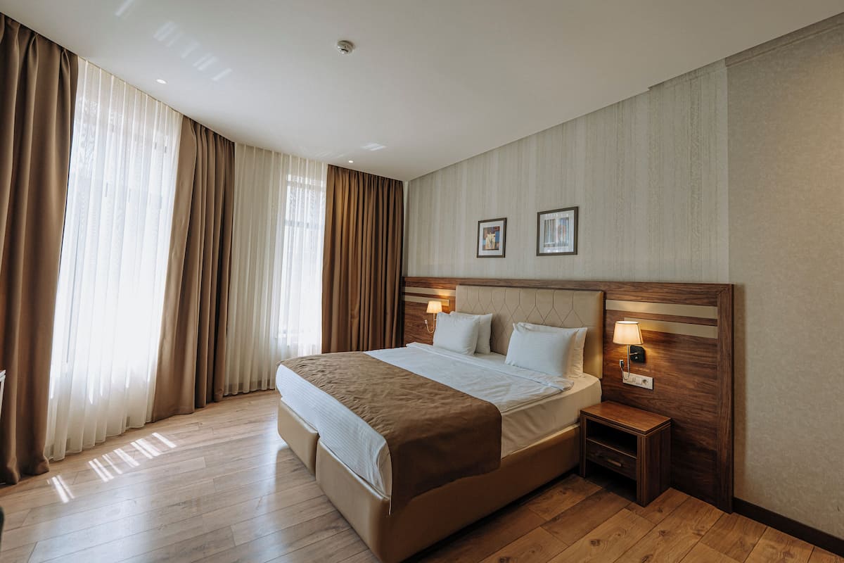 Deluxe kamer, 1 twee- of 2 eenpersoonsbedden, uitzicht op stad | Een kluis op de kamer, een bureau, een laptopwerkplek
