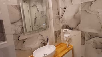 Deluxe Triple Room | Bathroom