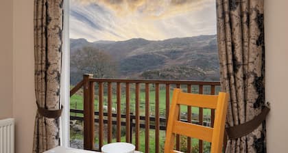 Ty Pren: Cosy Lodge with Panoramic Windows & Mountain Views