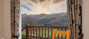 Cosy Self-Catering Cabin with Panoramic Windows and Stunning Mountain Views