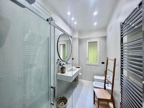 Dusche, Haartrockner, Bidet, Handtücher