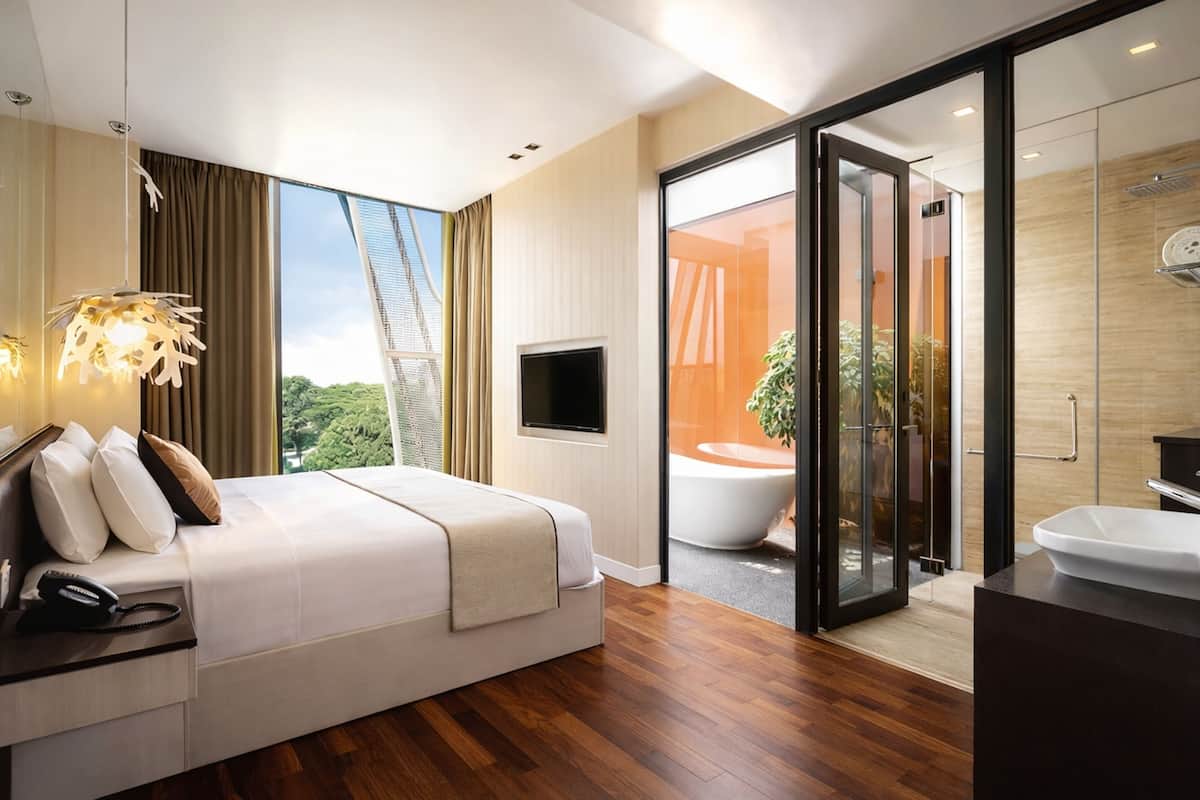 Executive One Bedroom With Balcony | Värdeförvaringsskåp på rummet, skrivbord och arbetsyta för laptop