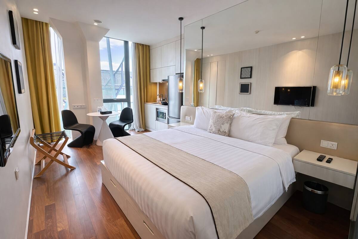 Premier King Studio Type 2 | ตู้นิรภัยในห้องพ  ัก, โต๊ะทำงาน, พื้นที่ทำงานแบบใช้แล็ปท็อป