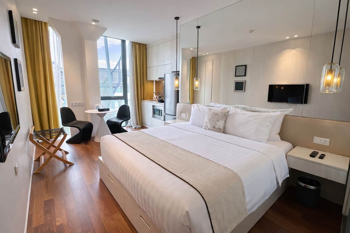 Premier King Studio Type 2 | Värdeförvaringsskåp på rummet, skrivbord och arbetsyta för laptop