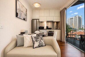 Executive appartement | Een kluis op de kamer, een bureau, een laptopwerkplek