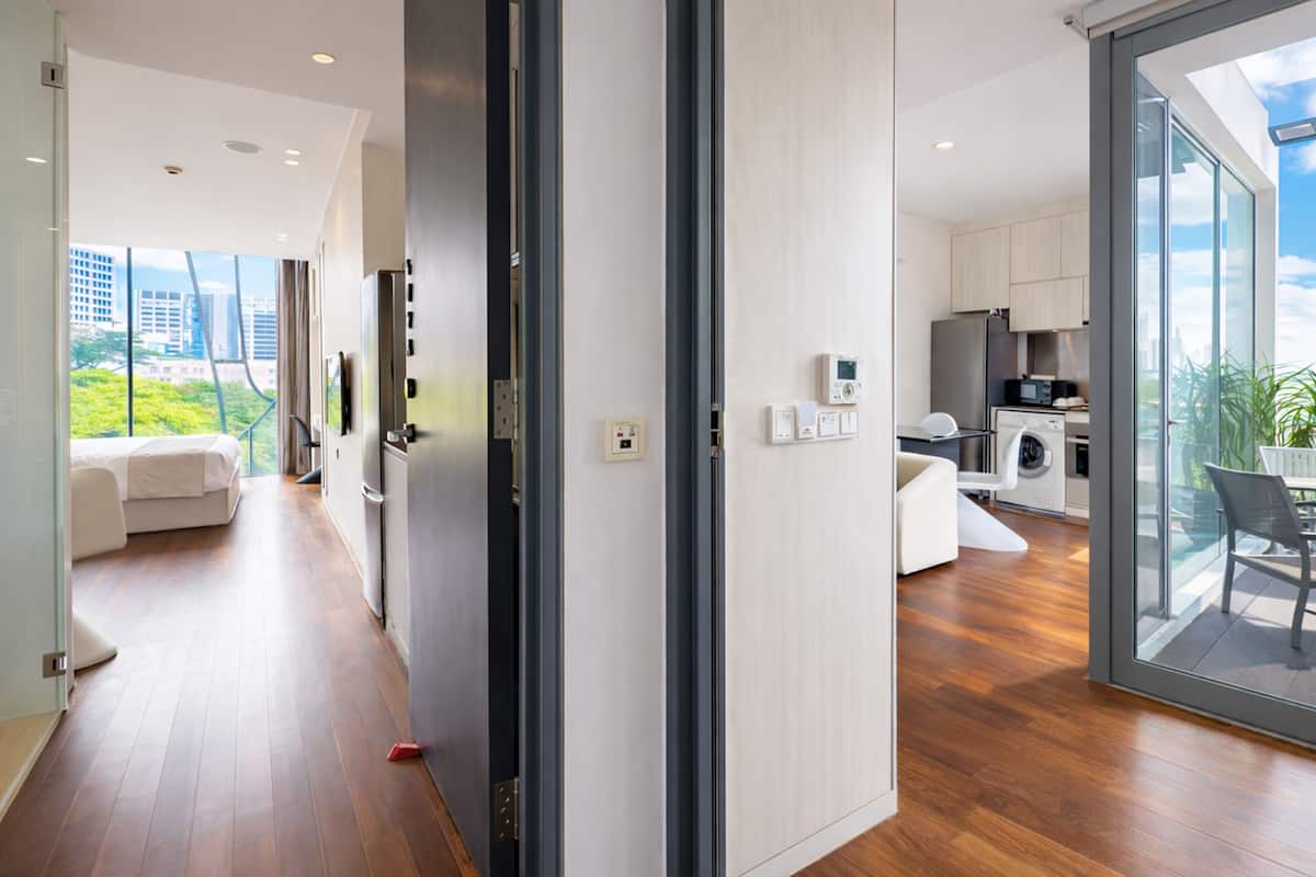 Executive Two Bedroom With Balcony | Värdeförvaringsskåp på rummet, skrivbord och arbetsyta för laptop