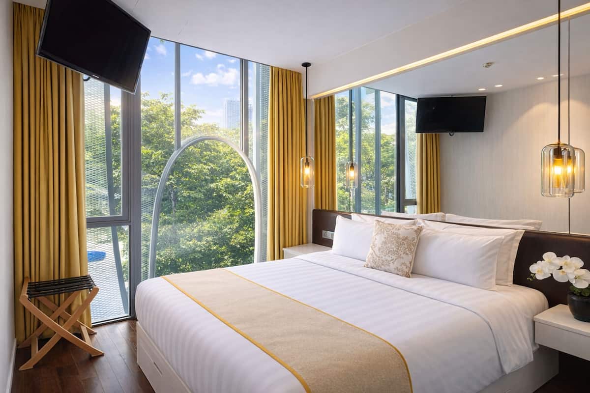 Premier Two Bedroom with Balcony | Värdeförvaringsskåp på rummet, skrivbord och arbetsyta för laptop