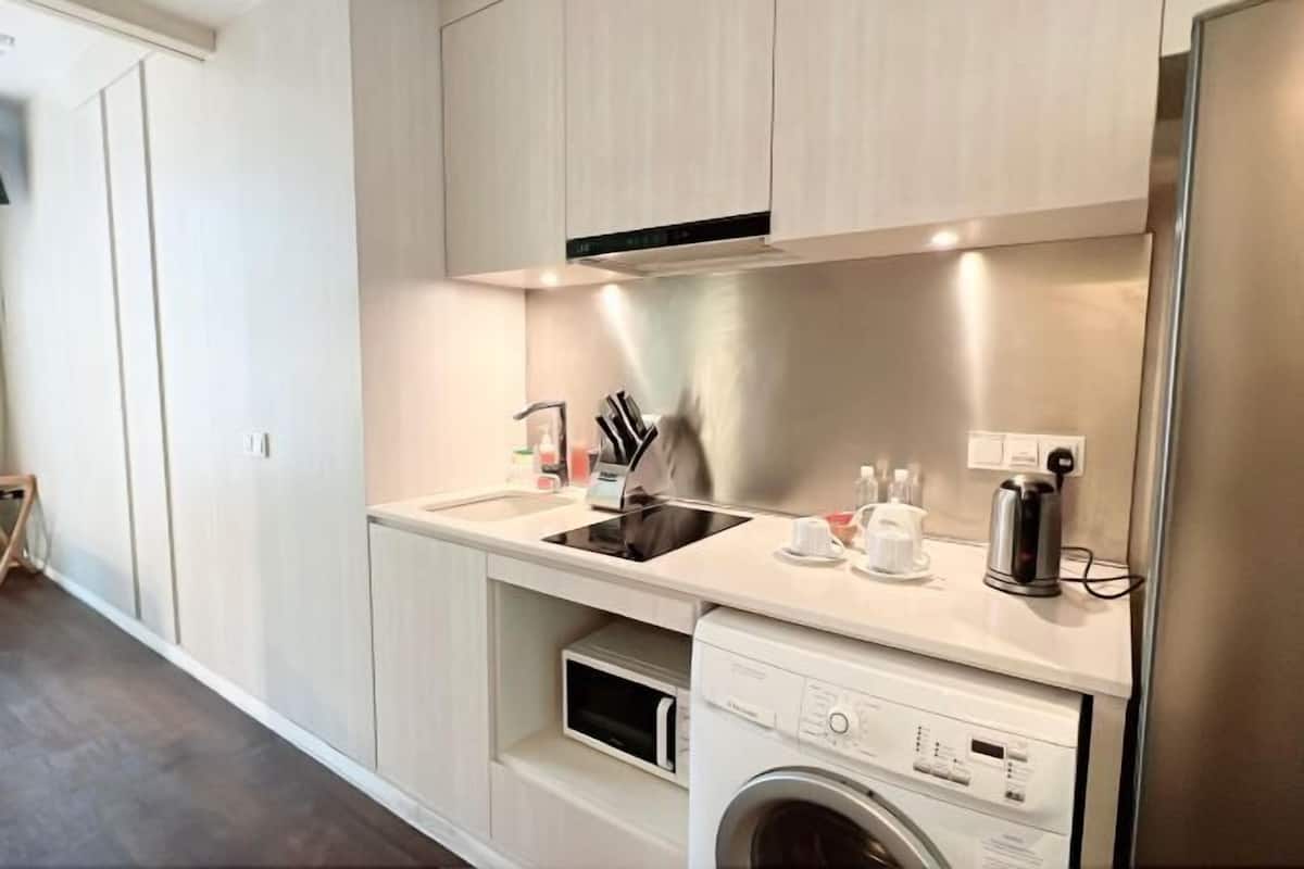 Fridge, microwave, oven, stovetop