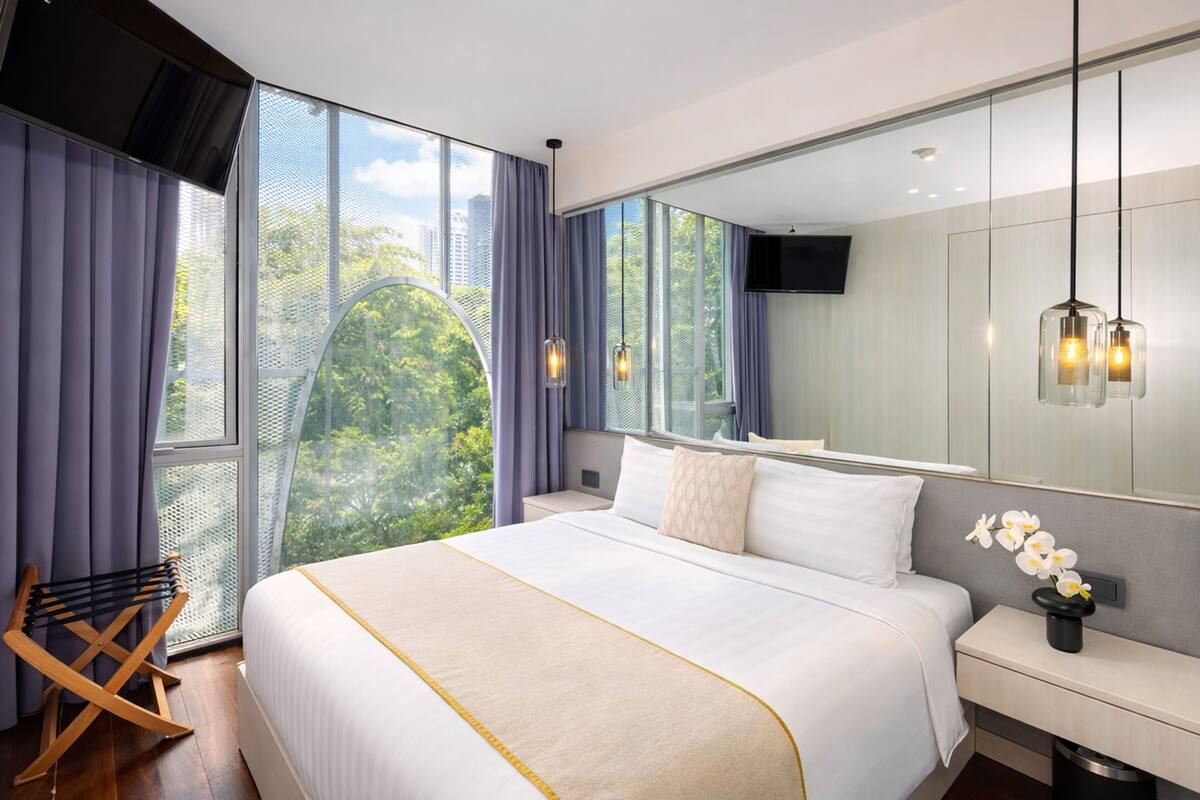 Premier One Bedroom With Balcony | ตู้นิรภัยในห้องพัก, โต๊ะทำงาน, พื้นที่ทำงานแบบใช้แล็ปท็อป