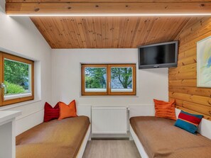 2 bedrooms, travel crib, free WiFi