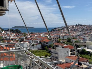 Quadruple Room, Balcony | Desk, laptop workspace, free WiFi, bed sheets - Skiathos Platis House (Skiathos)