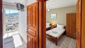 Chambre Quadruple, balcon | Bureau, espace de travail pour ordinateur portable, Wi-Fi gratuit