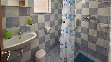 Chambre Quadruple, balcon | Salle de bain