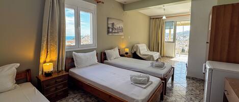 Driepersoonskamer, balkon | Een bureau, een laptopwerkplek, gratis wifi, beddengoed