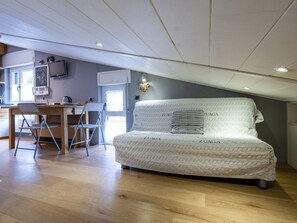 1 bedroom, travel crib, free WiFi
