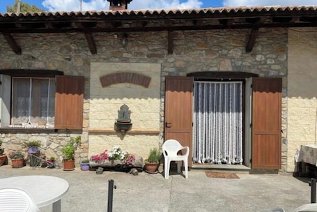 Terrace/patio. Oddone Brothers Farmhouse: Gentian