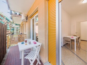 Outdoor dining - Nice apartment for 3 guests with A/C, WIFI, TV and balcony (Rapallo)
