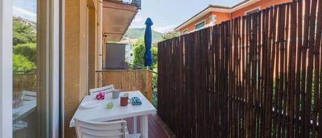 تناول الطعام بالخارج