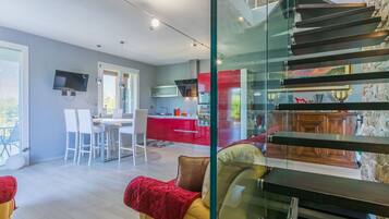 Oven, dishwasher, highchair