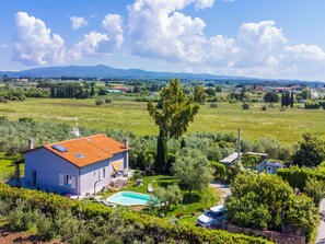 Exterior - Wonderful villa for 5 guests with hot tub, A/C, private pool, WIFI, TV and terrace (Cecina)
