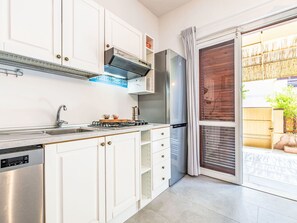 ميكروويف، فرن، غسالة أطباق، كرسي للأطفال