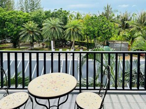 Dobbeltværelse med dobbeltseng eller 2 enkeltsenge - udsigt til pool | Udsigt fra balkon