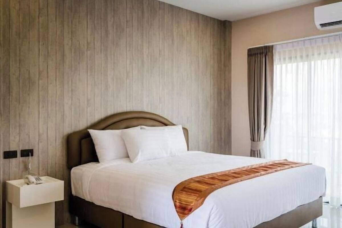 Desk, free WiFi, bed sheets