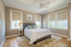 4 slaapkamers, een strijkplank/strijkijzer, gratis wifi, beddengoed