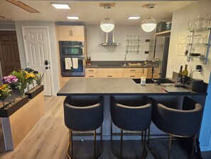 ثلاجة، ميكروويف، فرن، موقد طهي مسطح