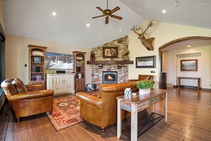 TV connectée, cheminée, table de tennis de table, espaces bureaux