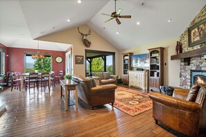 TV connectée, cheminée, table de tennis de table, espaces bureaux