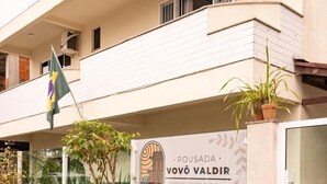 Un edificio con un letrero que dice 'Pousada Vovó Valdir' en Tapema, Santa Catarina.