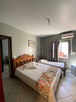 Quarto casal ou duplo econômico, vista para o jardim | Escrivaninha, espaço de trabalho para notebook, Wi-Fi de cortesia