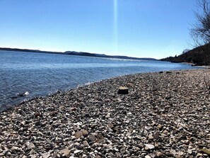 En la playa, sillas reclinables de playa